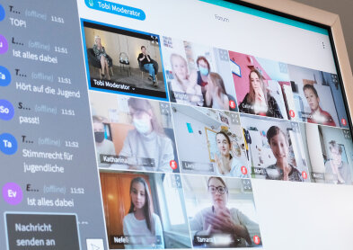 Auf dem Bild sind 10 Ausschnitte der Teilnehmerinnen und Teilnehmer zu sehen auf einem Computerbildschirm. 