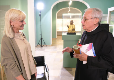 Auf dem Bild ist Staatsministerin Carolina Trautner zusammen mit Abt Dr. Notker Wolf zu sehen. 