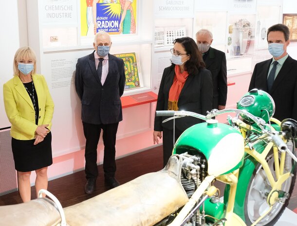 Staatsministerin Carolina Trautner mit der Generalkonsulin der Tschechischen Republik Kristina Larischová beim Rundgang durch das neu eröffnete Sudetendeutsche Museum am 20. Oktober 2020 in München