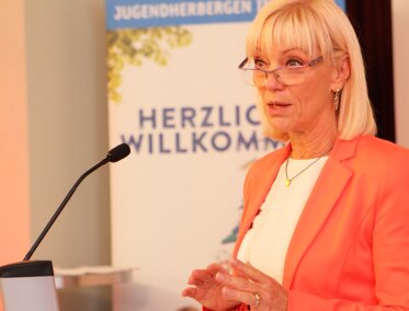 Staatsministerin Carolina Trautner bei der Hauptversammlung des Jugendherbergswerks Bayern am 10. Oktober 2020 in Nürnberg