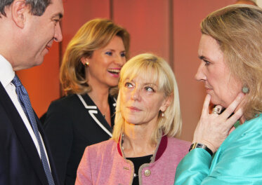 Staatssekretärin Carolina Trautner mit Ministerpräsident Dr. Markus Söder und Staatsministerin Kerstin Schreyer