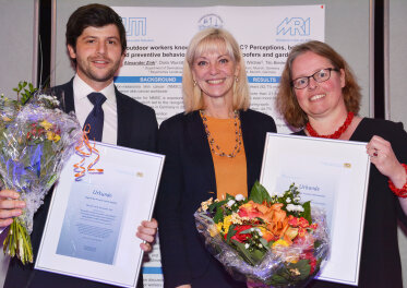 Staatssekretärin Carolina Trautner mit den Preisträgern Dr. med. Wobbeke Weistenhöfer aus Erlangen und Dr. Alexander Zink aus München.