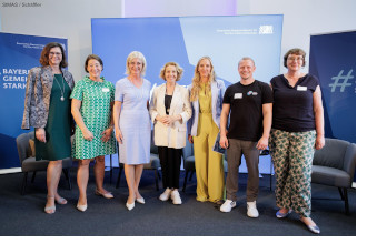 Das Bild zeigt von links nach rechts: Landtagspräsidentin Ilse Aigner, Judith Prem (Retla e.V.), Sozialministerin UIrike Scharf, Michaela May (Schauspielerin), Caro Matzko (Moderatorin), Jonas Lutz (Bayerischer Jugendring), Andrea Schatz (Nachbarschaftshilfe Taufkirchen Unterhaching e.V.) 