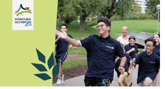 Das Bild mit dem Logo München Olympia Ja zeigt Sozialministerin Ulrike Scharf beim Lauf mit einer Gruppe von Jugendlichen im Park.