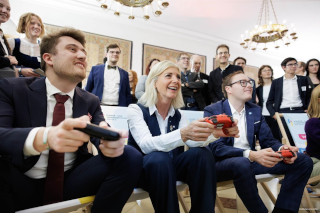 Das Foto zeigt von links nach rechts: Aron Gabriel (Dachverband der bayerischen Jugendvertretung), Staatsministerin Ulrike Scharf, Philipp Seitz (BJR-Präsident)