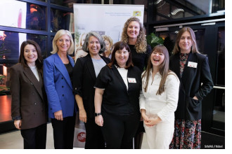 Das Foto zeigt von links nach rechts: Christina Metallinos (Moderatorin), Staatsministerin Ulrike Scharf, Güneş Seyfarth (Keynote-Sprecherin), 
Anika Gruner (Geschäftsführerin & Co-Founder bei Neuramancer AI Solutions GmbH), Flora Geske (Geschäftsführerin & Co-Gründerin, SUMM AI GmbH), Rosaria Di Donna
 (CEO & Gründerin, familymind GmbH),  Alona Pammer (CTO & Co-Founder, Devanthro - the Robody Company)