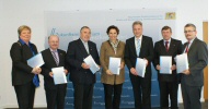 Gruppenfoto mit Arbeitsministerin Haderthauer und den Beteiligten an der Initiative.