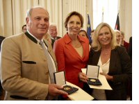 Uli Hoeneß, Sozialministerin Christine Haderthauer und Sabine Christiansen (v.l.) bei der Verleihung der Sozialmedaille
