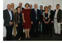 Das Bild zeigt Frau Staatsministerin Haderthauer gemeinsam mit den Mitgliedern des Expertenrates „Sozialgenossenschaften – selbst organisierte Solidarität“.
