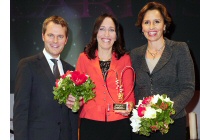Sozialministerin Christine Haderthauer (rechts) mit der Peisträgerin Christine Bronner (mitte) bei der Preisverleihung.