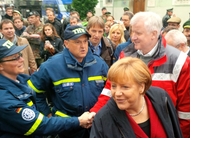 Das Bild zeigt, wie sich Ministerpräsidenten Horst Seehofer und Bundeskanzlerin Dr. Angela Merkel bei der Flut im Landkreis Deggendorf ein Bild der Lage machen. Ministerpräsidenten Horst Seehofer dankt einer Helferin des Technischen Hilfswerks.