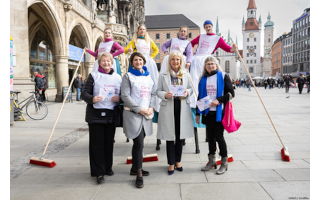 Staatsministerin Ulrike Scharf mit Mitgliedern des Katholischen Deutschen Frauenbundes Landesverband Bayern e.V. sowie Mitgliedern der Theatergruppe 'Die Stelzer'
