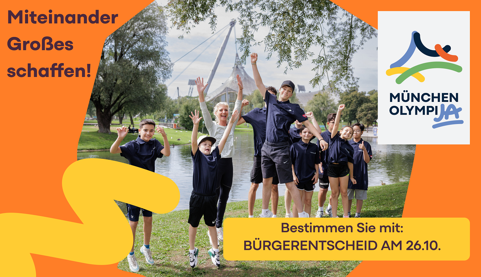 Frau Staatsministerin springt gemeinsam mit einer Gruppe Jugendlicher vor dem Olympiasee jubelnd in die Höhe.  