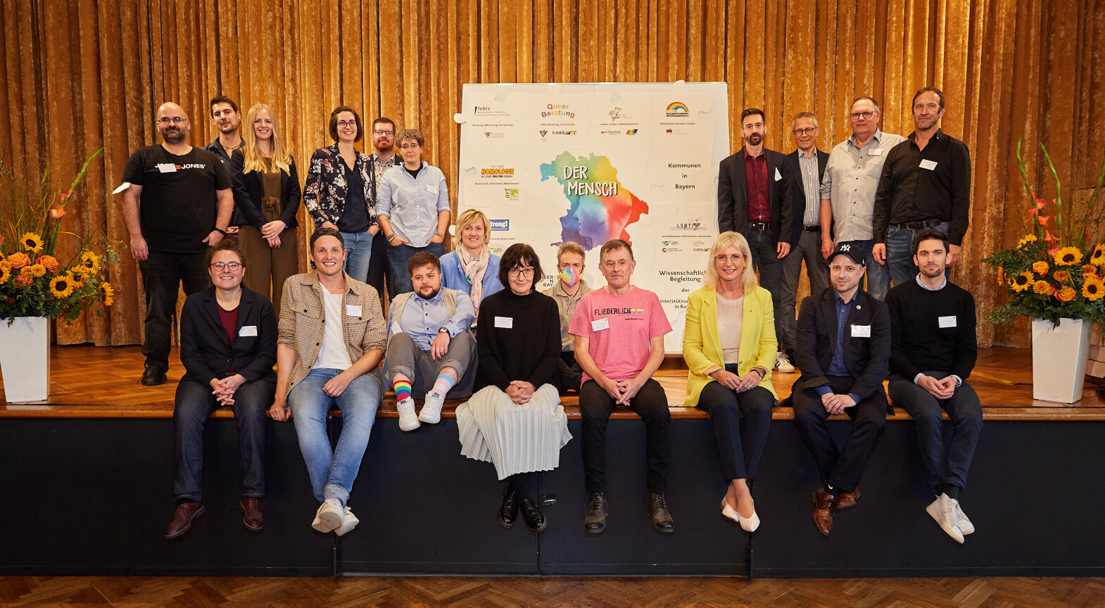 Das Foto zeigt Sozialministerin Ulrike Scharf mit Teilnehmern des Fachtags.