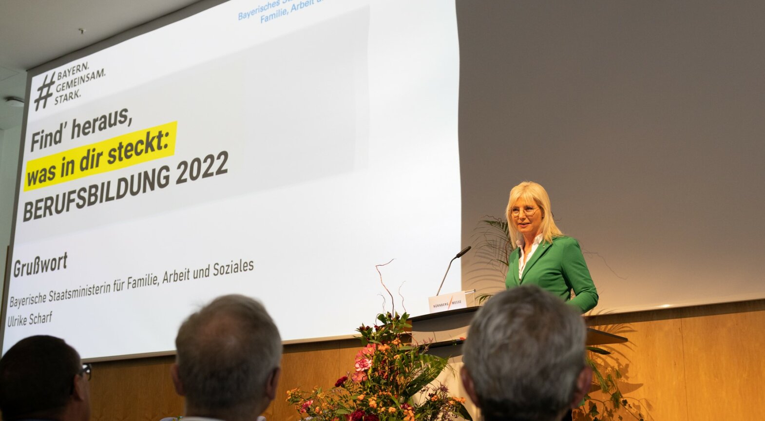 Das Foto zeigt Staatsministerin Ulrike Scharf bei der Eröffnung der Berufsorientierungsmesse BERUFSBILDUNG 2022