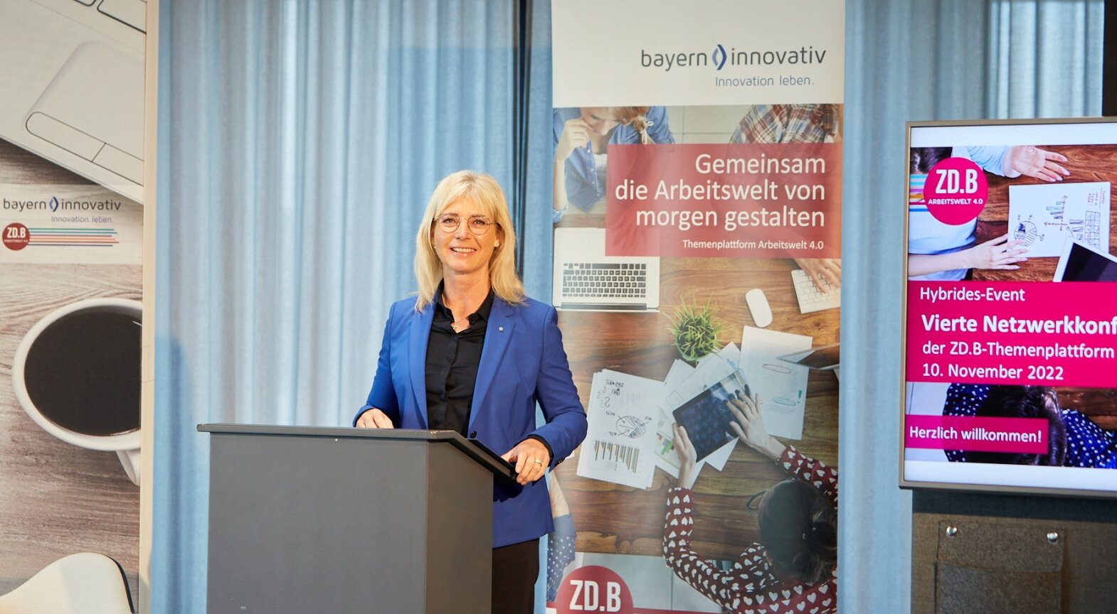 Das Foto zeigt Arbeitsministerin Ulrike Scharf bei der Netzwerkkonferenz.