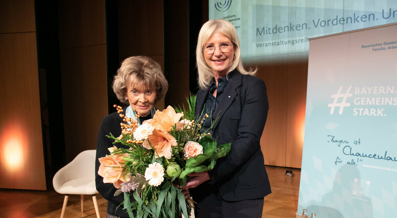 Von links Dr. h.c. mult. Charlotte Knobloch und Sozialministerin Ulrike Scharf 