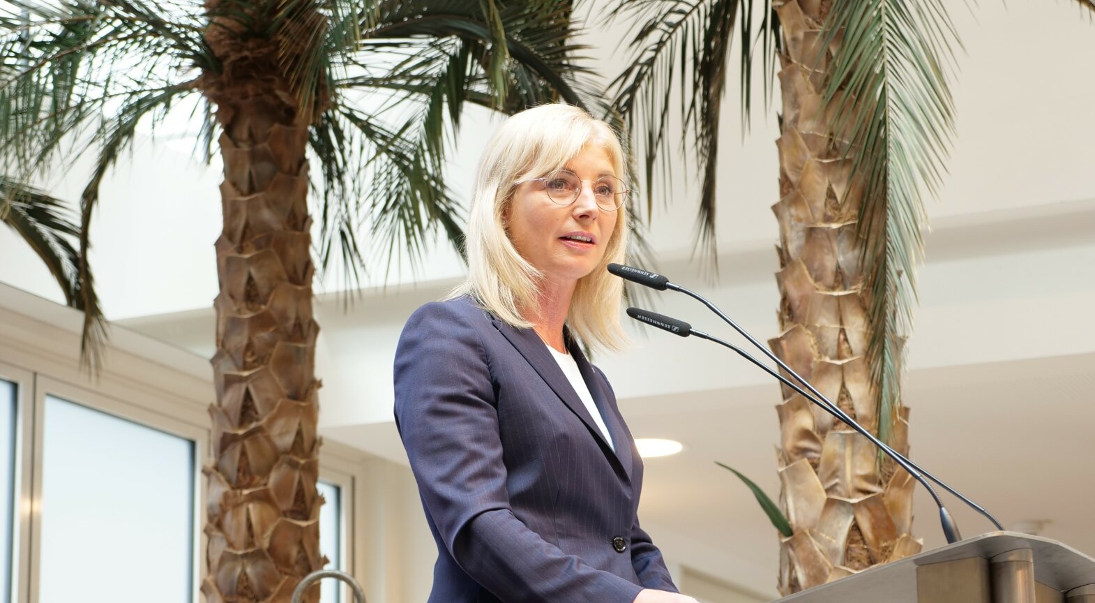 Das Foto zeigt Sozialministerin Ulrike Scharf