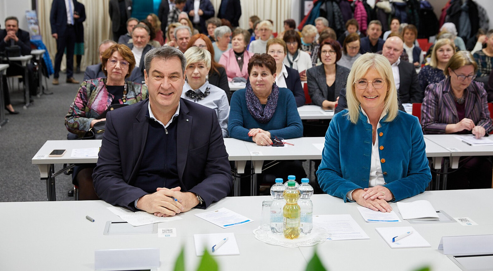 Das Foto zeigt: Bayerns Ministerpräsident Dr. Markus Söder und Sozialministerin Ulrike Scharf