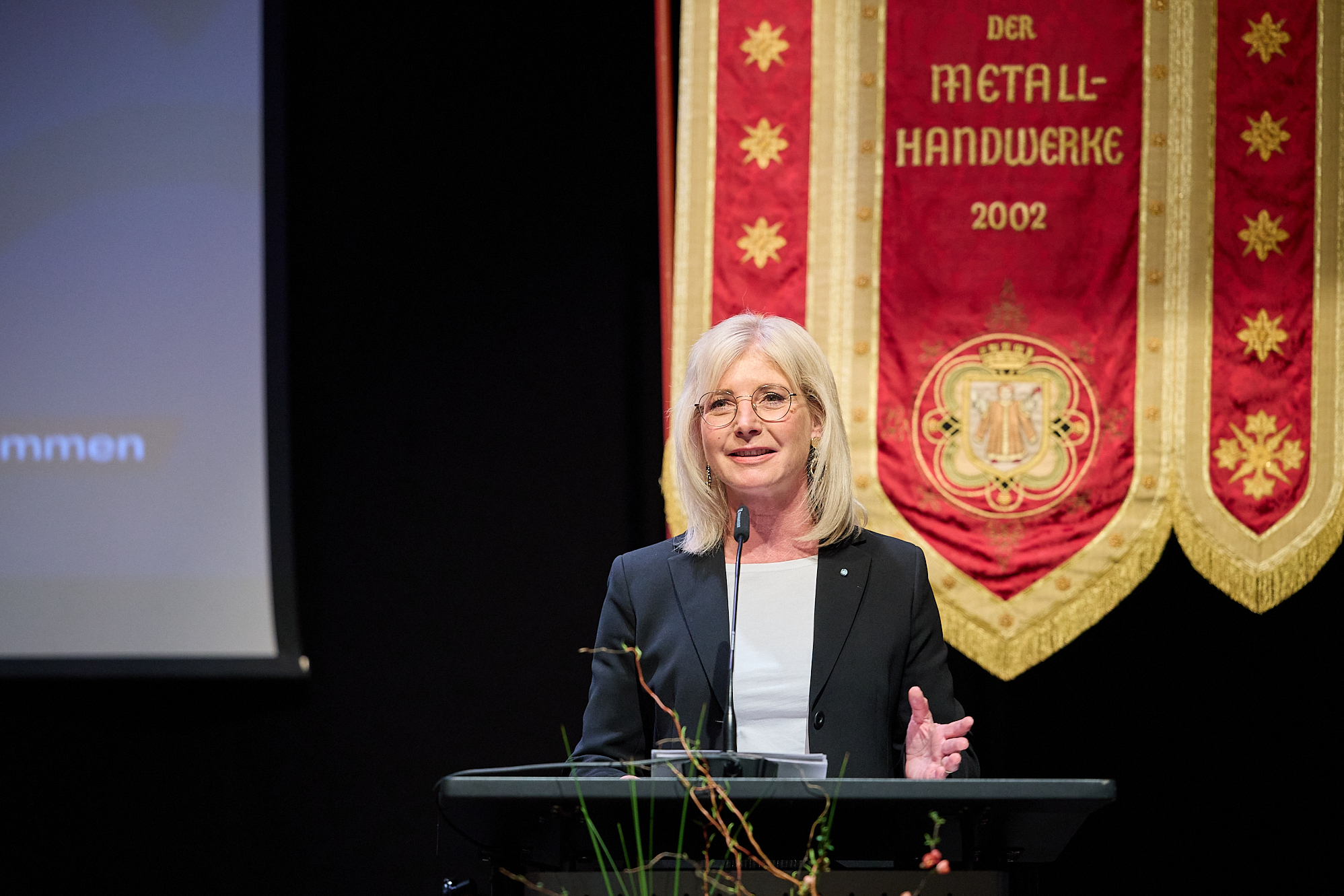 Das Foto zeigt Arbeitsministerin Ulrike Scharf bei der Freisprechfeier
