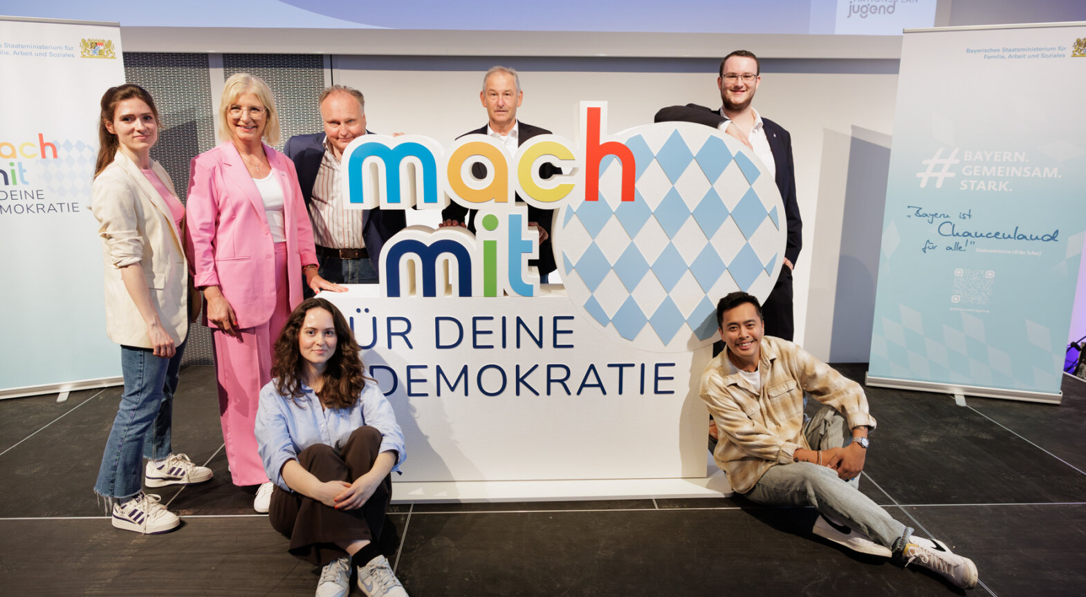 Bayerns Jugendministerin Ulrike Scharf zusammen mit den Teilnehmerinnen und Teilnehmern des Podiumsgesprächs sowie der Moderatorin