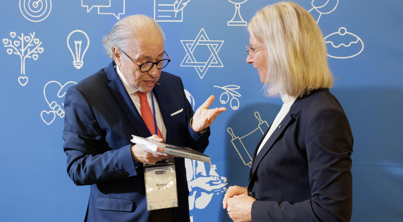 Bayerns Sozialministerin Ulrike Scharf mit dem Holocaust-Überlebenden Roman Haller bei der EJKA-Abschlussveranstaltung im Sozialministerium