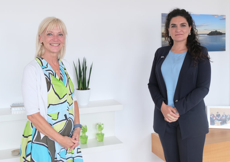 Das Foto zeigt v.l. Arbeits- und Sozialministerin Carolina Trautner und Generalkonsulin Iulia Ramona Chiriac 