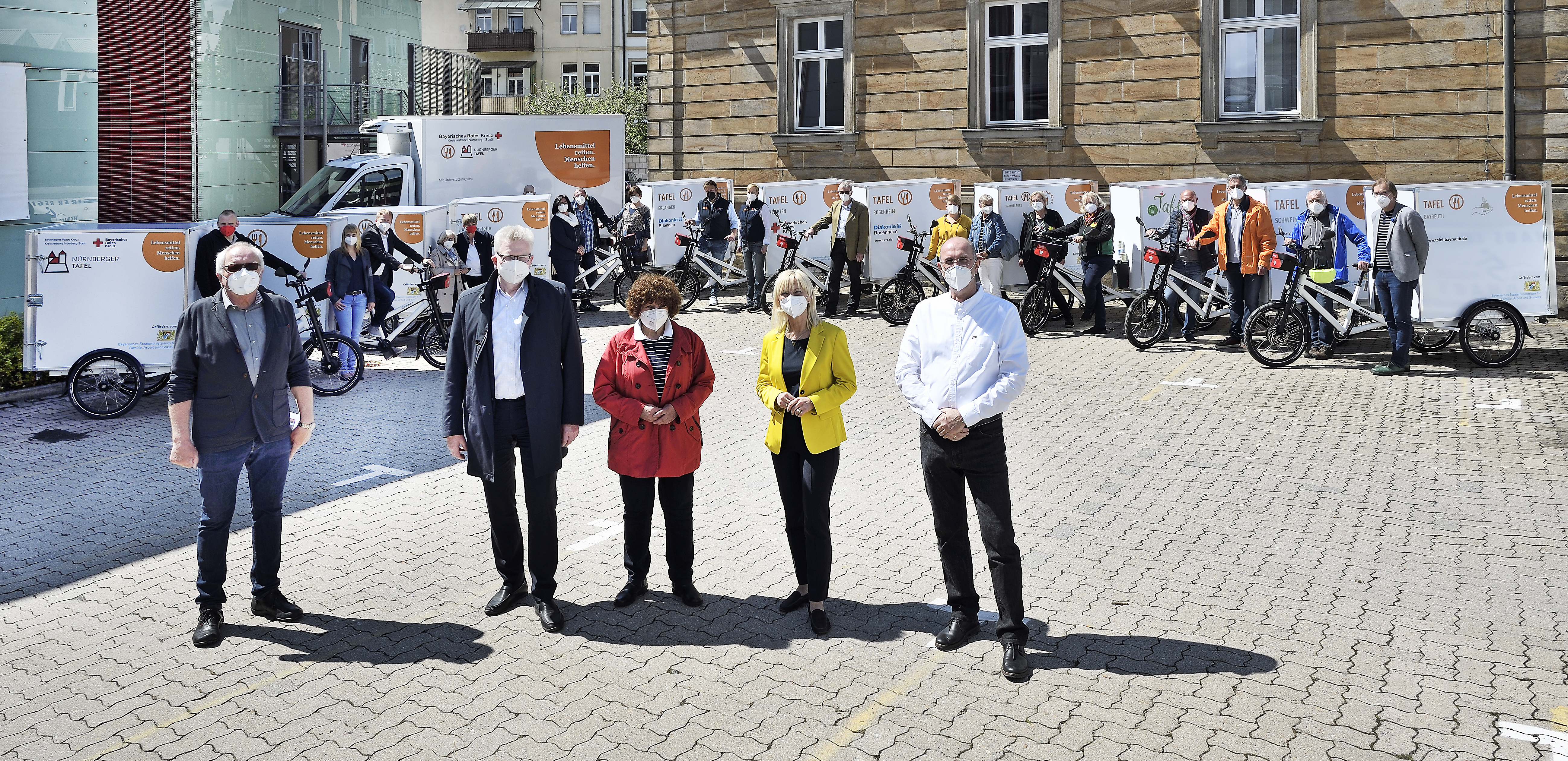Das Foto zeigt die Übergabe der Elektro-Lastenräder an die Tafeln