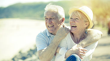 Ein Rentner-Ehepaar lachend und gut gelaunt.