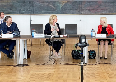 Staatsministerin Carolina Trautner im Ausschuss für Arbeit und Soziales, Jugend und Familie des Bayerischen Landtages
