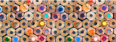 Bild: Blick auf die Unterseite vieler ordentlich gestapelter Buntstifte