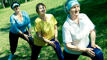 Eine Gruppe von älteren Frauen beim Sport im Freien.
