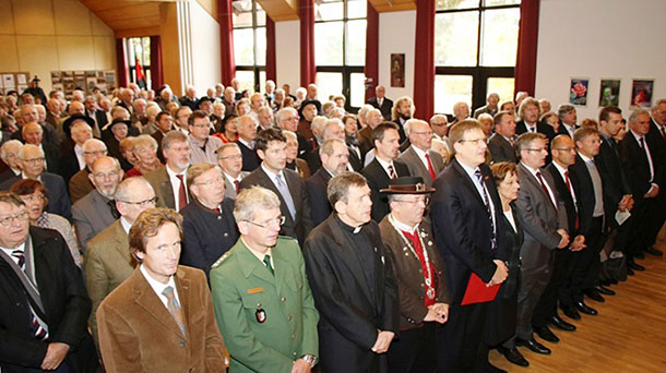Foto: Staatsministerin Emilia Müller mit Gästen bei der Gedenkveranstaltung „Vertrieben – angekommen – aufgebaut“