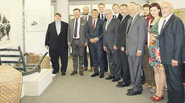 Vergrößerungsansichten für Bild: Gruppenfoto: Staatsekretär Hintersberger beim Besuch im Sudetendeutschen Haus