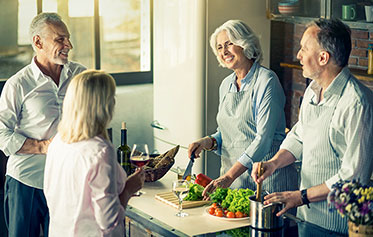 Gruppe von Senioren und Seniorinnen in der Küche.