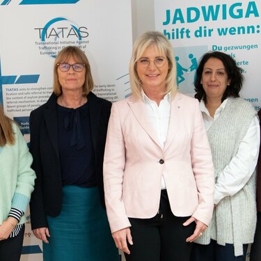 Das Bild zeigt Bayerns Sozialministerin Ulrike Scharf bei einem Gruppenfoto mit Vertreterinnen von Jadwiga