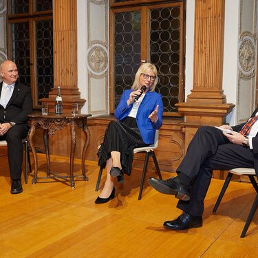 Das Bild zeigt Bayerns Sozialministerin und Frauenbeauftragte Ulrike Scharf bei einer Podiumsdiskussion.