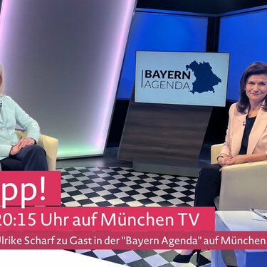 Das Foto zeigt Bayerns Staatsministerin f&uuml;r Familie, Arbeit und Soziales Ulrike Scharf im Studio von M&uuml;nchen TV.