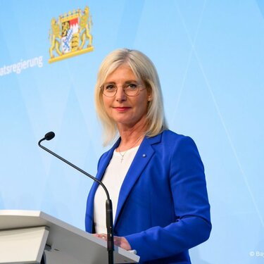 Das Bild zeigt Bayerns Familienministerin Ulrike Scharf.