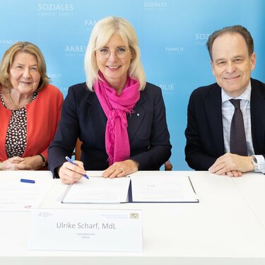 Das Foto zeigt Ehrenamtsministerin Ulrike Scharf (Mitte), Ehrenamtsbeauftragte Eva Gottstein (links) und Georg Oeller, Vorstandsmitglied der GEMA.
