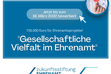 Auf dem Bild ist ein dunkelblauer Kasten auf dem steht &quot;Jetzt bis zum 16. M&auml;rz 2022 bewerben! 150.000 f&uuml;r Ehrenamtsprojekte. &quot;Gesellschaftliche Vielfalt im Ehrenamt&quot;. Darunter das Logo der Zukunftssitftung Ehrenamt Bayern in dunke